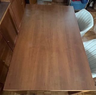 Mesa de comedor de madera de cerezo
