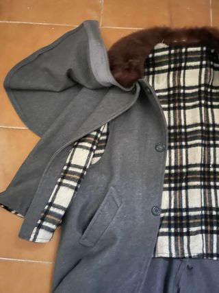 Abrigo largo gris con cuello de pelo