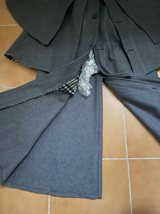 Abrigo largo gris con cuello de pelo