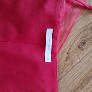 Vestido de fiesta rojo con volantes