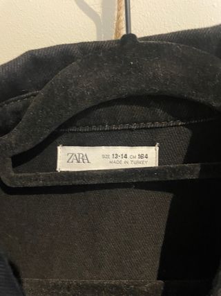 Chaqueta vaquera Zara con flecos y tachuelas