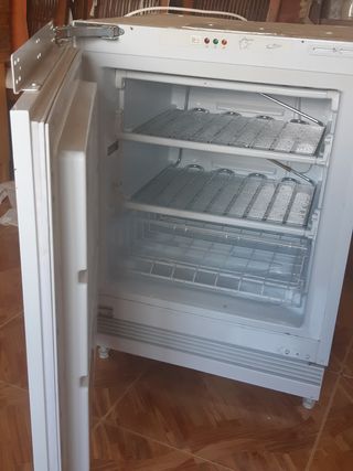 Congelador Hotpoint HZA1UK bajo encimera