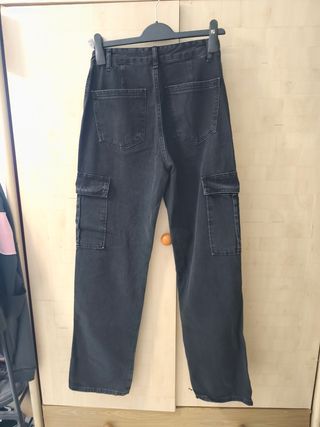 Vaqueros cargo negros Stradivarius