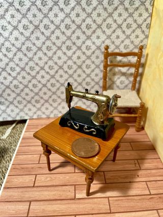 Macchina da cucire per casa delle bambole