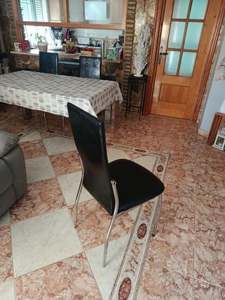 Mesa de comedor y 4 sillas.