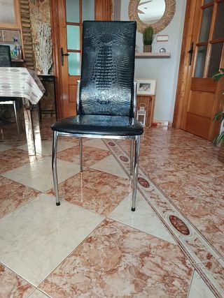 Mesa de comedor y 4 sillas.