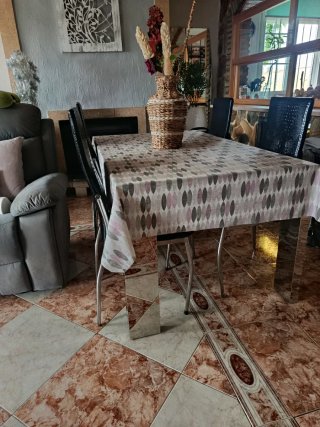 Mesa de comedor y 4 sillas.