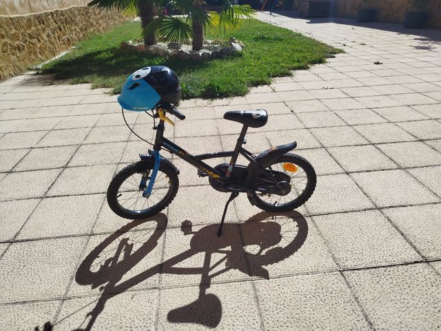 Bicicleta infantil con casco azul