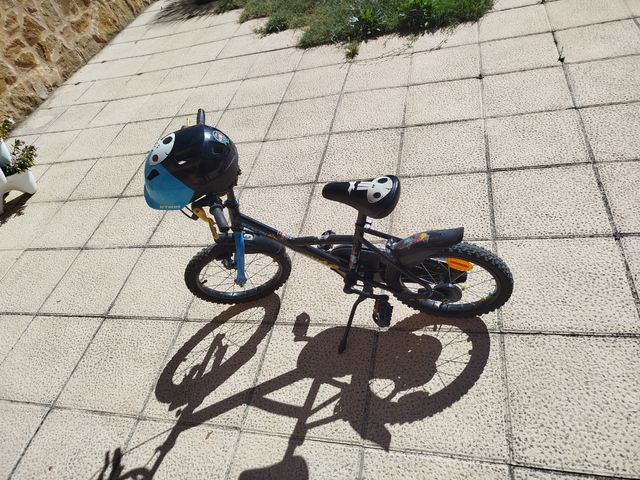 Bicicleta infantil con casco azul