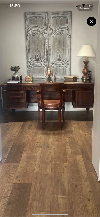 Escritorio de madera con silla de cuero