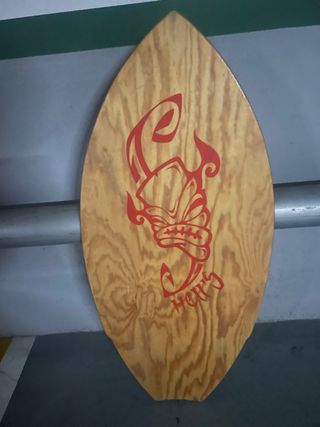 Tabla de surf de madera con diseño