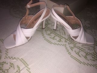 Zapatos de tacón blancos de piel