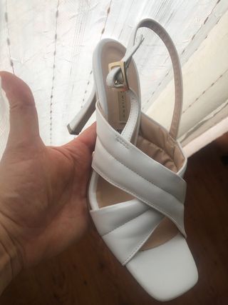 Zapatos de tacón blancos de piel
