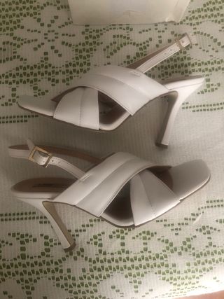 Zapatos de tacón blancos de piel