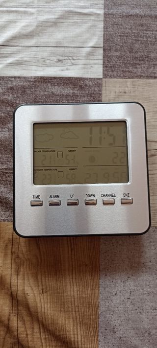 Reloj digital con termómetro y higrómetro