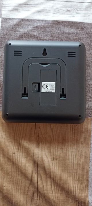 Reloj digital con termómetro y higrómetro