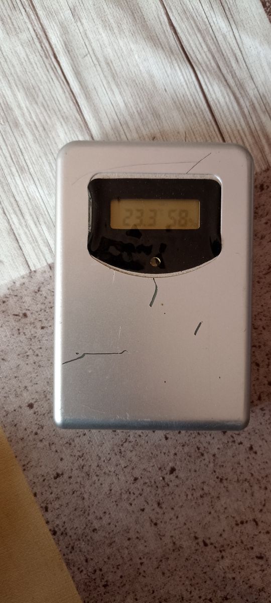 Reloj digital con termómetro y higrómetro