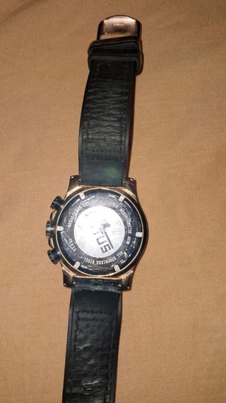 Reloj Negro y Dorado