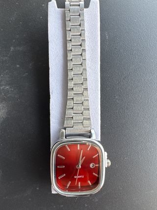 Reloj de pulsera plateado con esfera roja