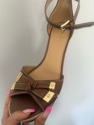 Sandalias Michael Kors Marrones y Doradas 