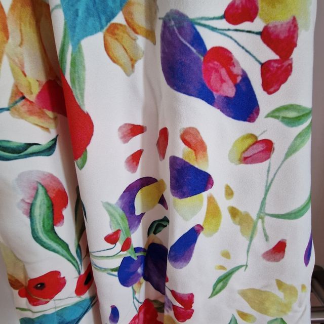 Vestido estampado floral multicolor.