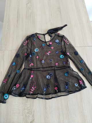 Blusa negra bordada flores