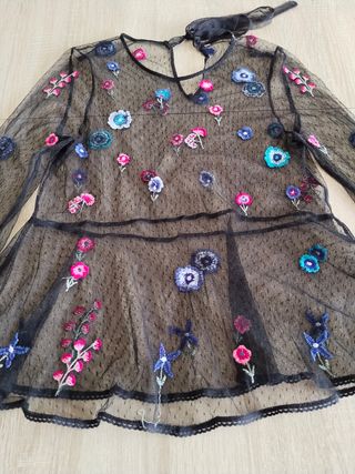 Blusa negra bordada flores