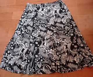 Falda estampada blanco y negro