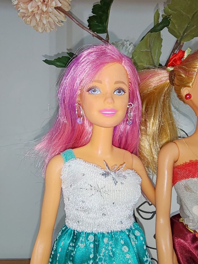 2 Barbie con vestitini e orecchini
