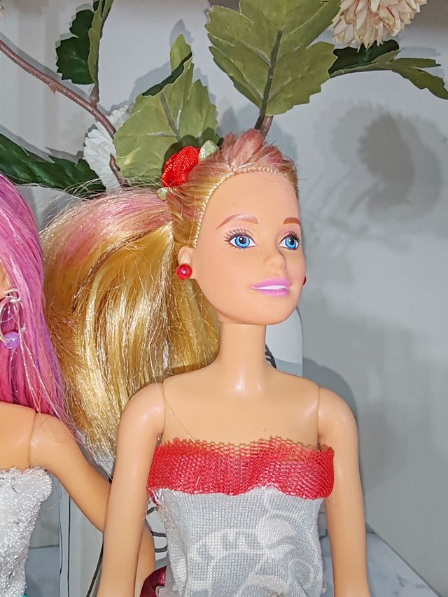 2 Barbie con vestitini e orecchini