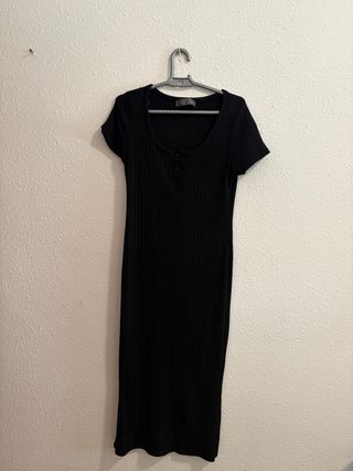 Vestido negro ajustado con botones