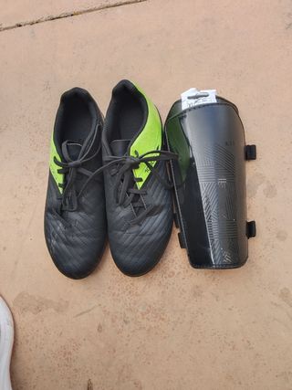 Botas de fútbol y espinilleras