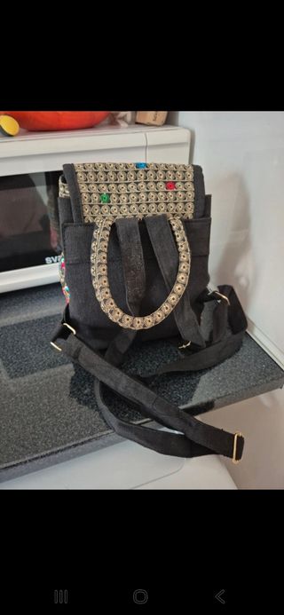 Mochilita negra bordada con flores