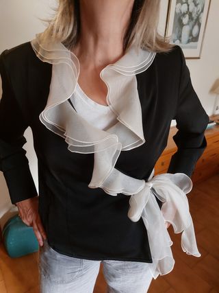 Chaqueta de fiesta negra con volantes