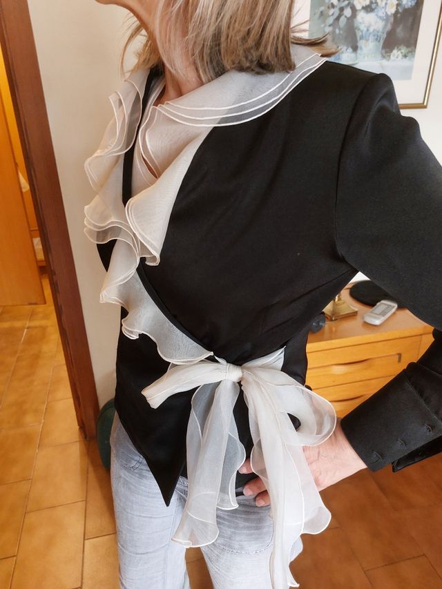 Chaqueta de fiesta negra con volantes