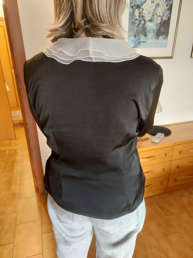 Chaqueta de fiesta negra con volantes