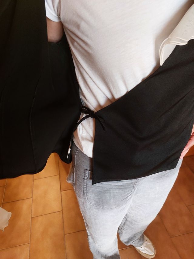 Chaqueta de fiesta negra con volantes