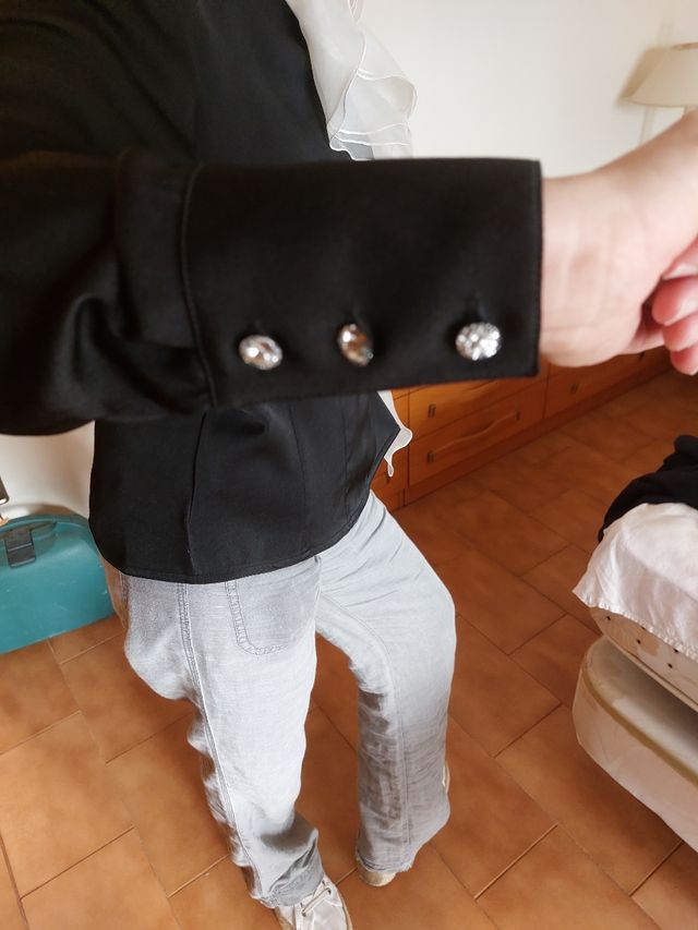 Chaqueta de fiesta negra con volantes