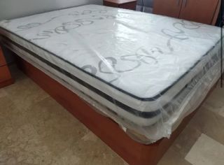 Cama individual con base de madera