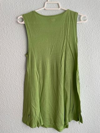 Camiseta verde ETIEM sin mangas con adornos