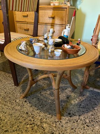Mesa auxiliar redonda de mimbre y cristal –