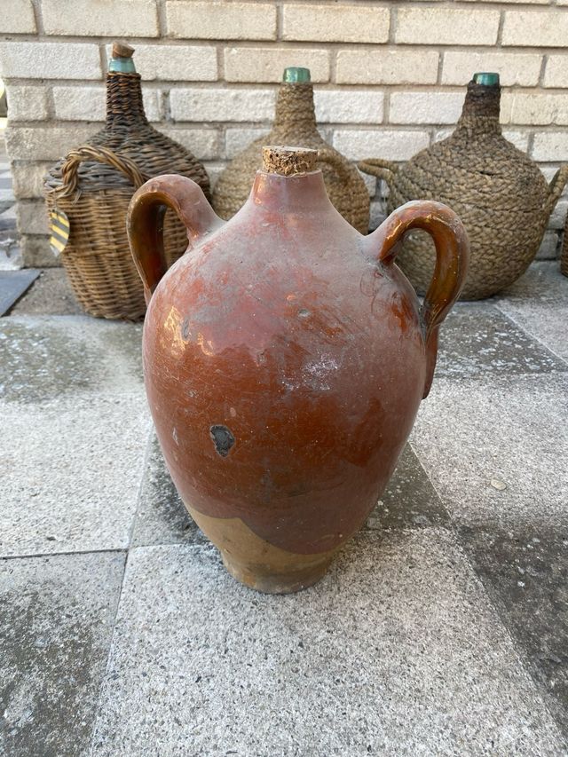 Botija de barro antigua. aguardiente