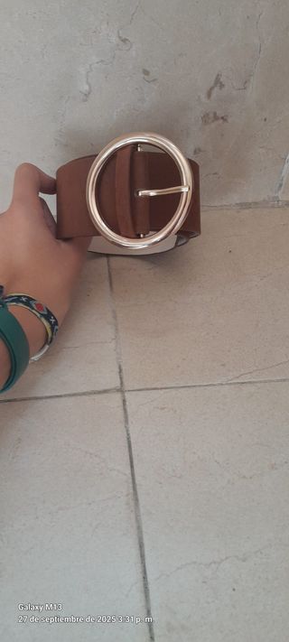 Cinturón marrón con hebilla dorada