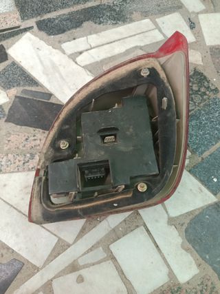 Piloto trasero izquierdo Ford Fiesta MK4
