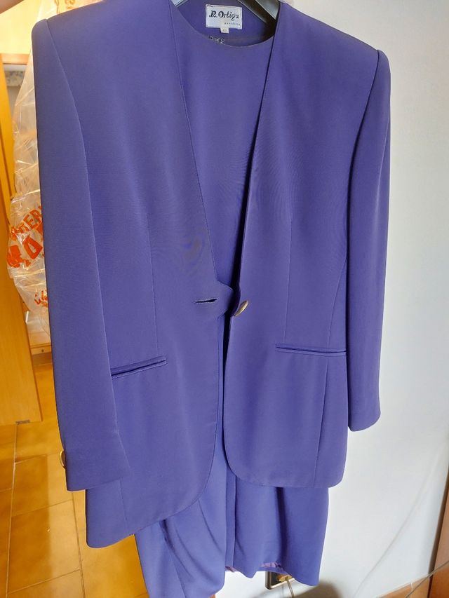 Vestido y americana de ceremonia morado.