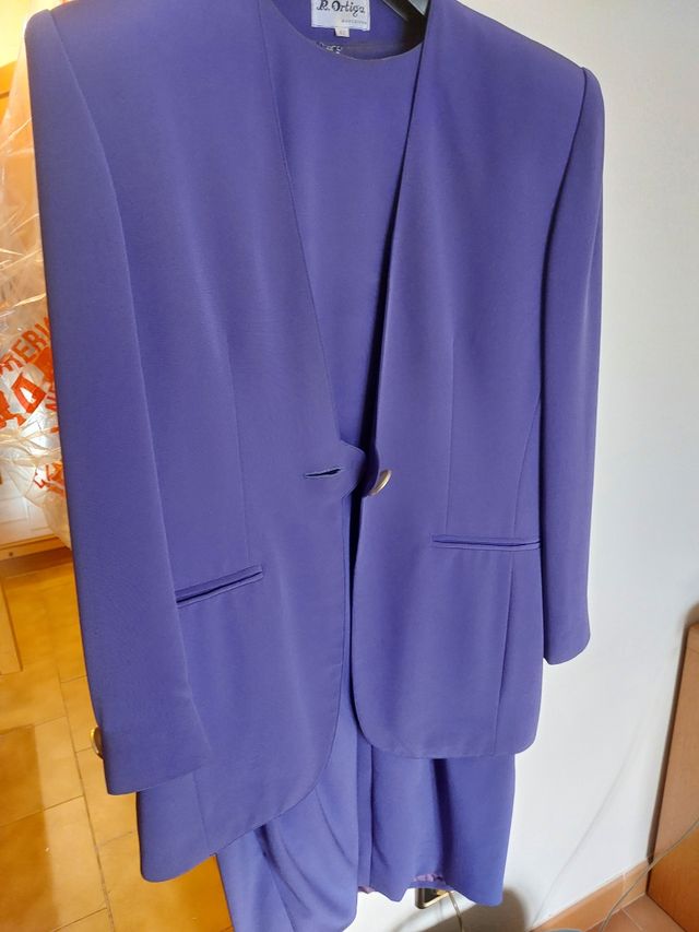 Vestido y americana de ceremonia morado.