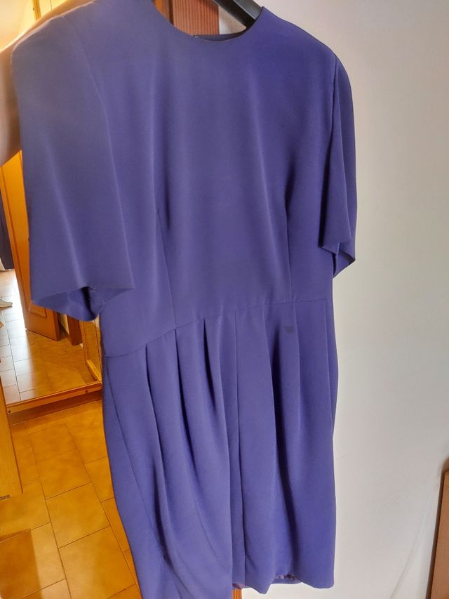Vestido y americana de ceremonia morado.