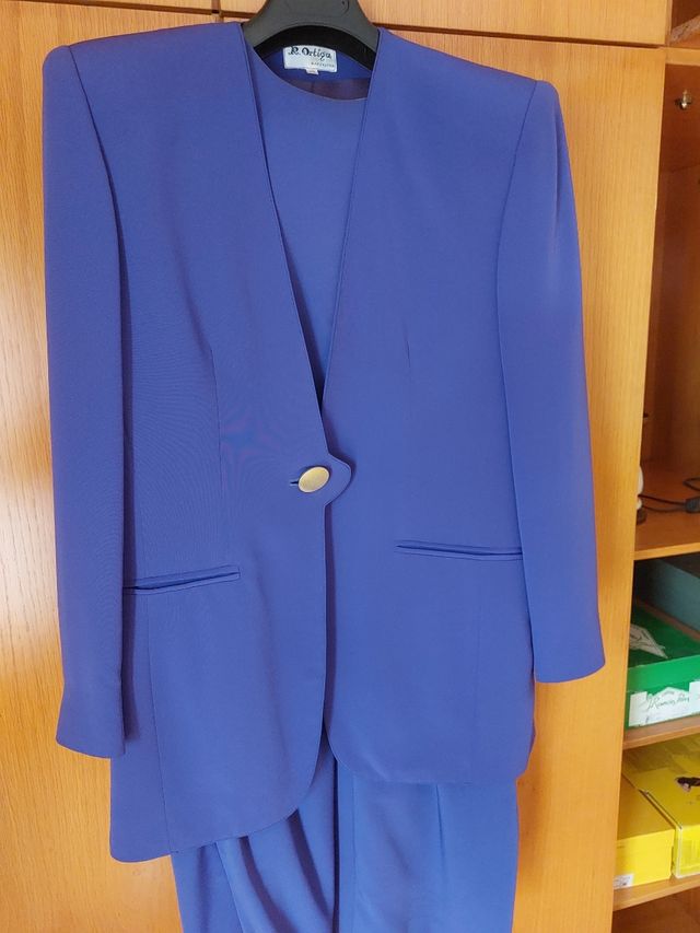 Vestido y americana de ceremonia morado.