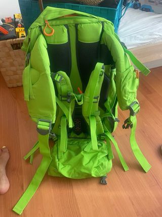 Mochila de viaje verde y gris