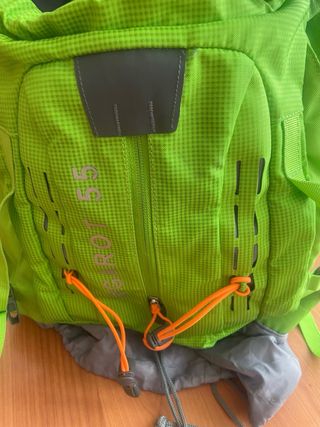 Mochila de viaje verde y gris